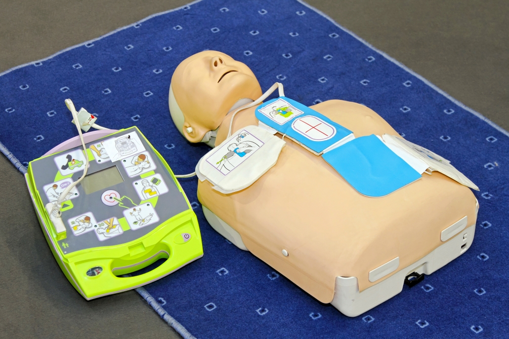 Automated,External,Defibrillator,With,Training,Dummy,Mannequin